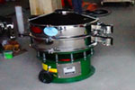 800型單層三次元振動篩，產(chǎn)量可達800kg/h。