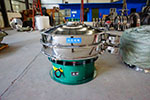 1200型三次元振動篩，產(chǎn)量可達2100kg/h。
